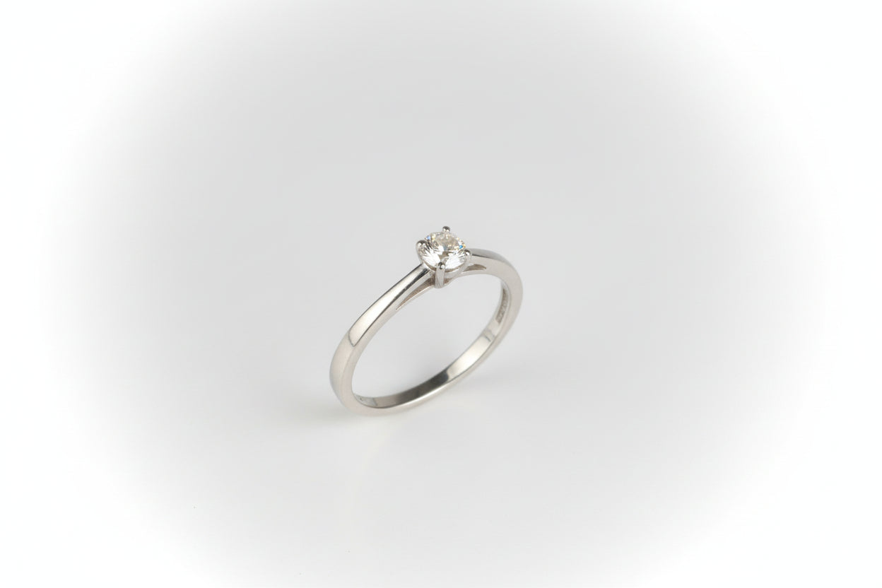 Stunning 18ct white gold diamond solitaire ring