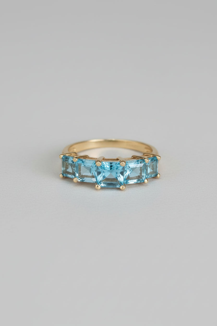 Beautiful 9ct gold and blue topaz trilogy ring