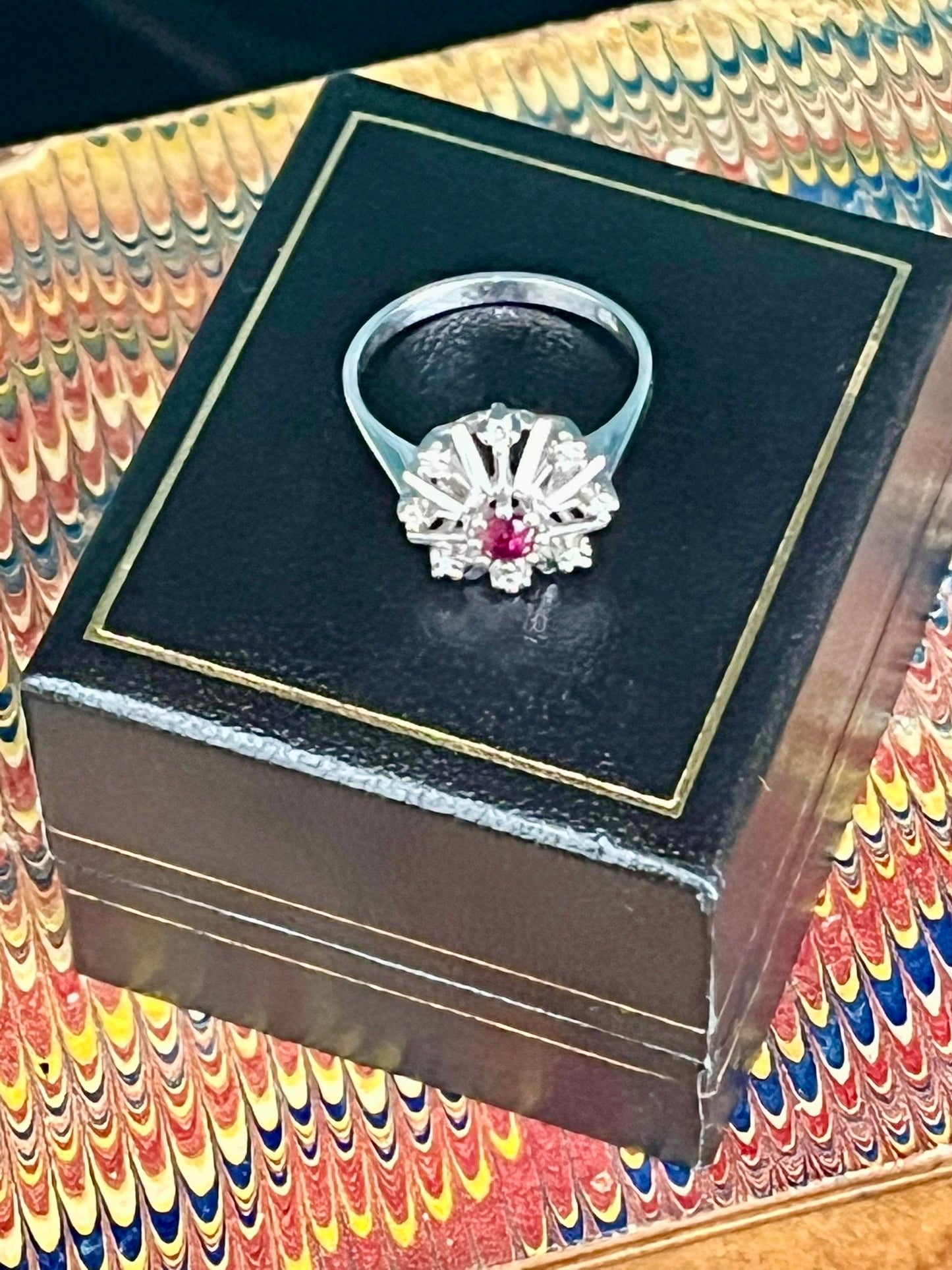 Beautiful 18ct white gold, ruby and diamond starburst ring