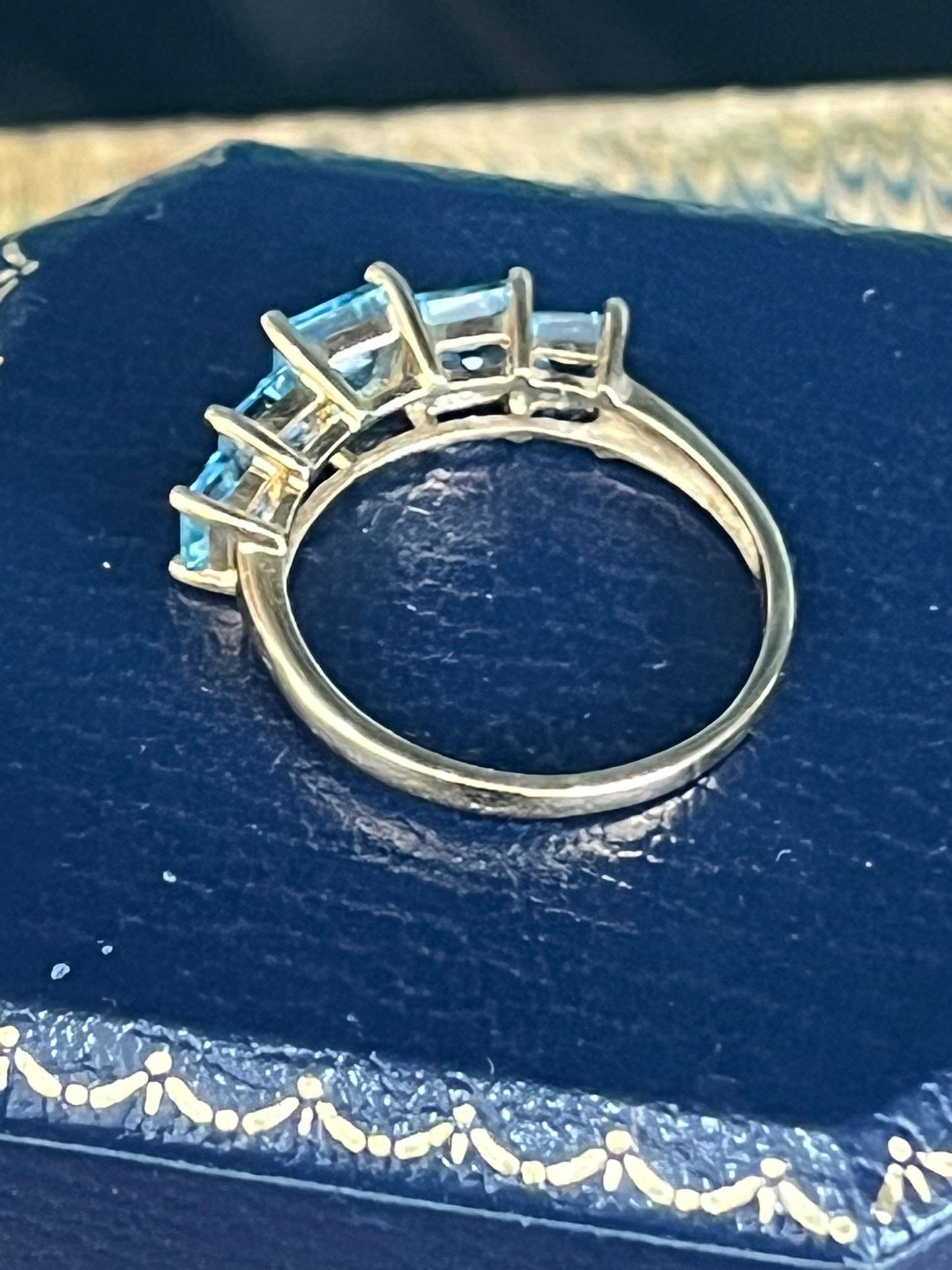 Beautiful 9ct gold and blue topaz trilogy ring