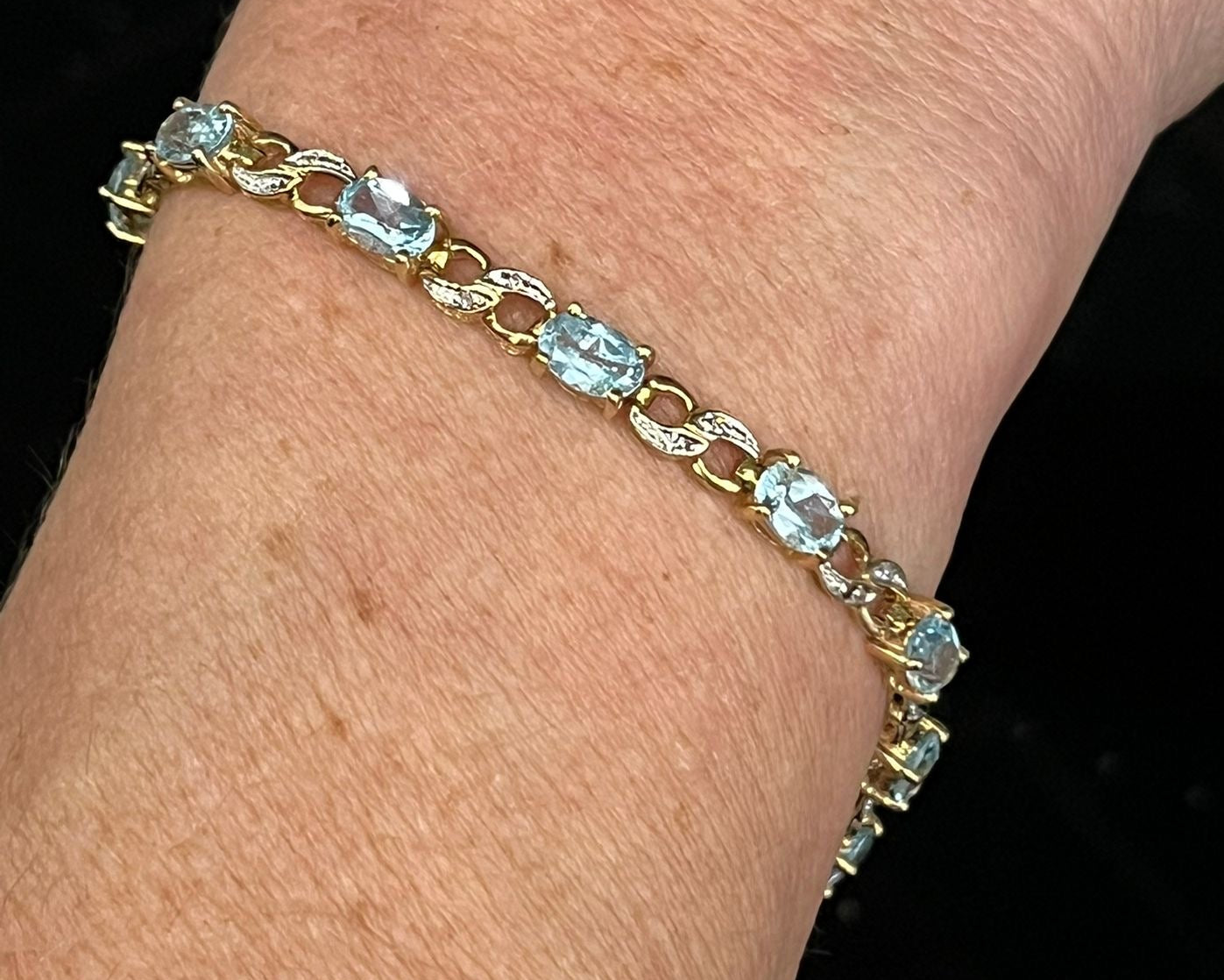 Stunning 9ct gold, blue topaz and diamond bracelet