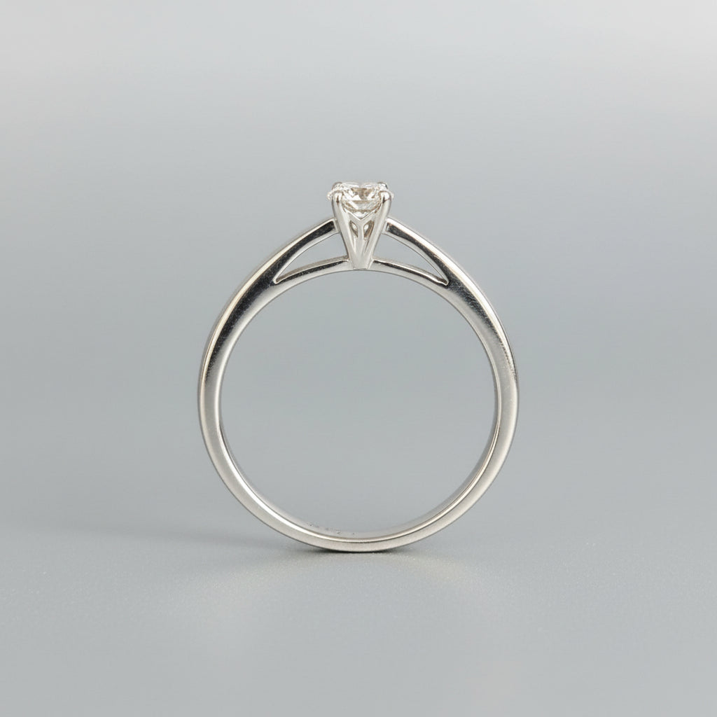 Stunning 18ct white gold diamond solitaire ring