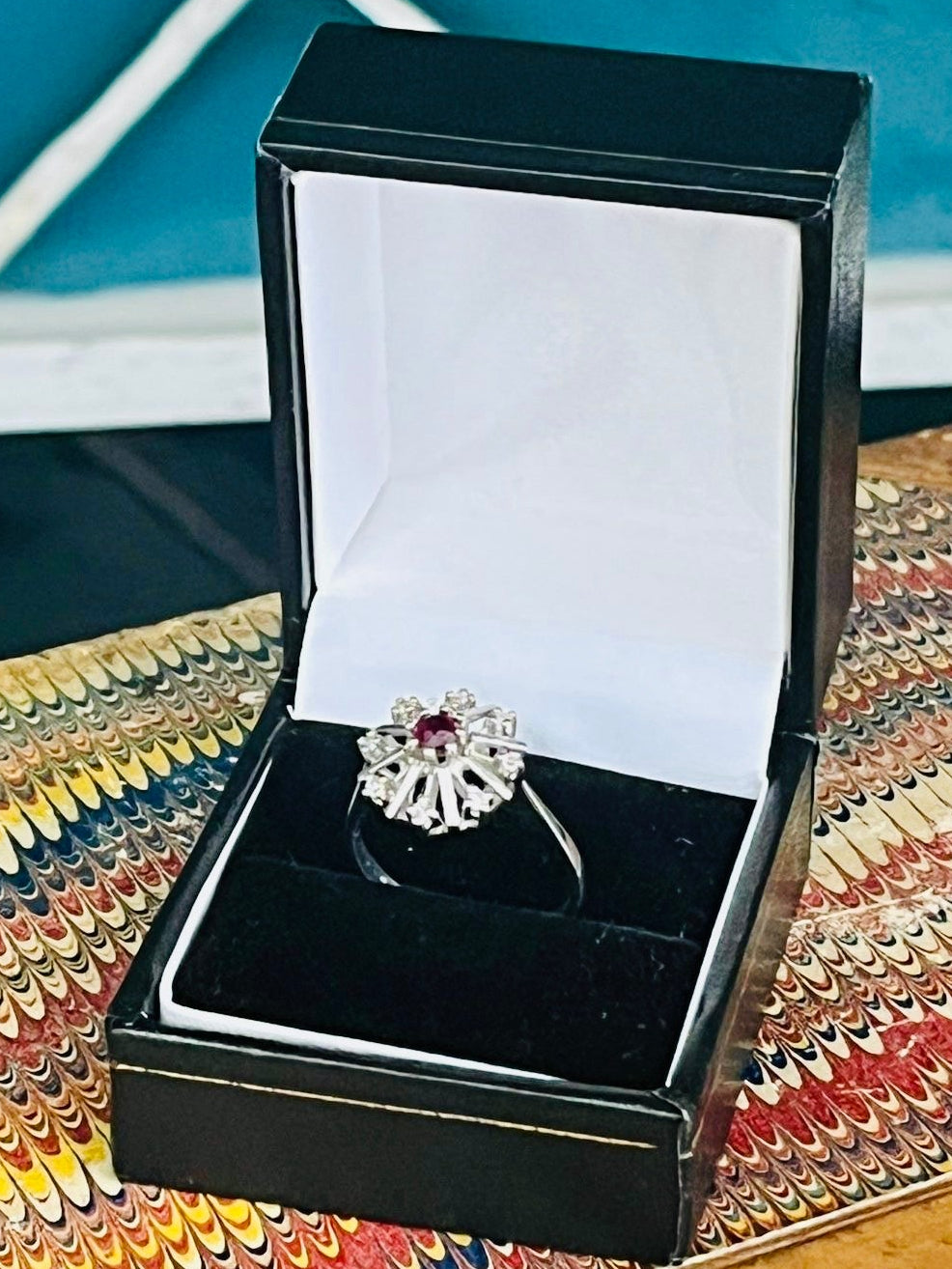 Beautiful 18ct white gold, ruby and diamond starburst ring