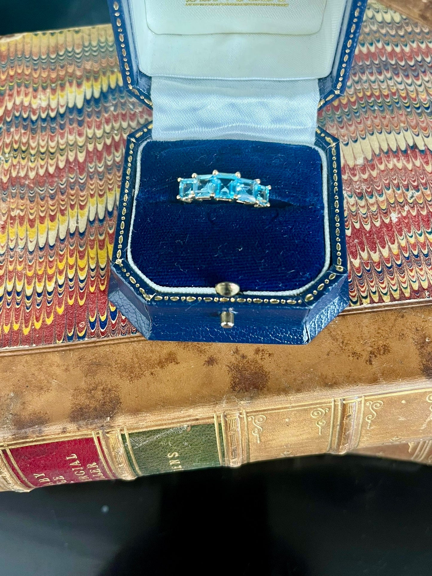 Beautiful 9ct gold and blue topaz trilogy ring