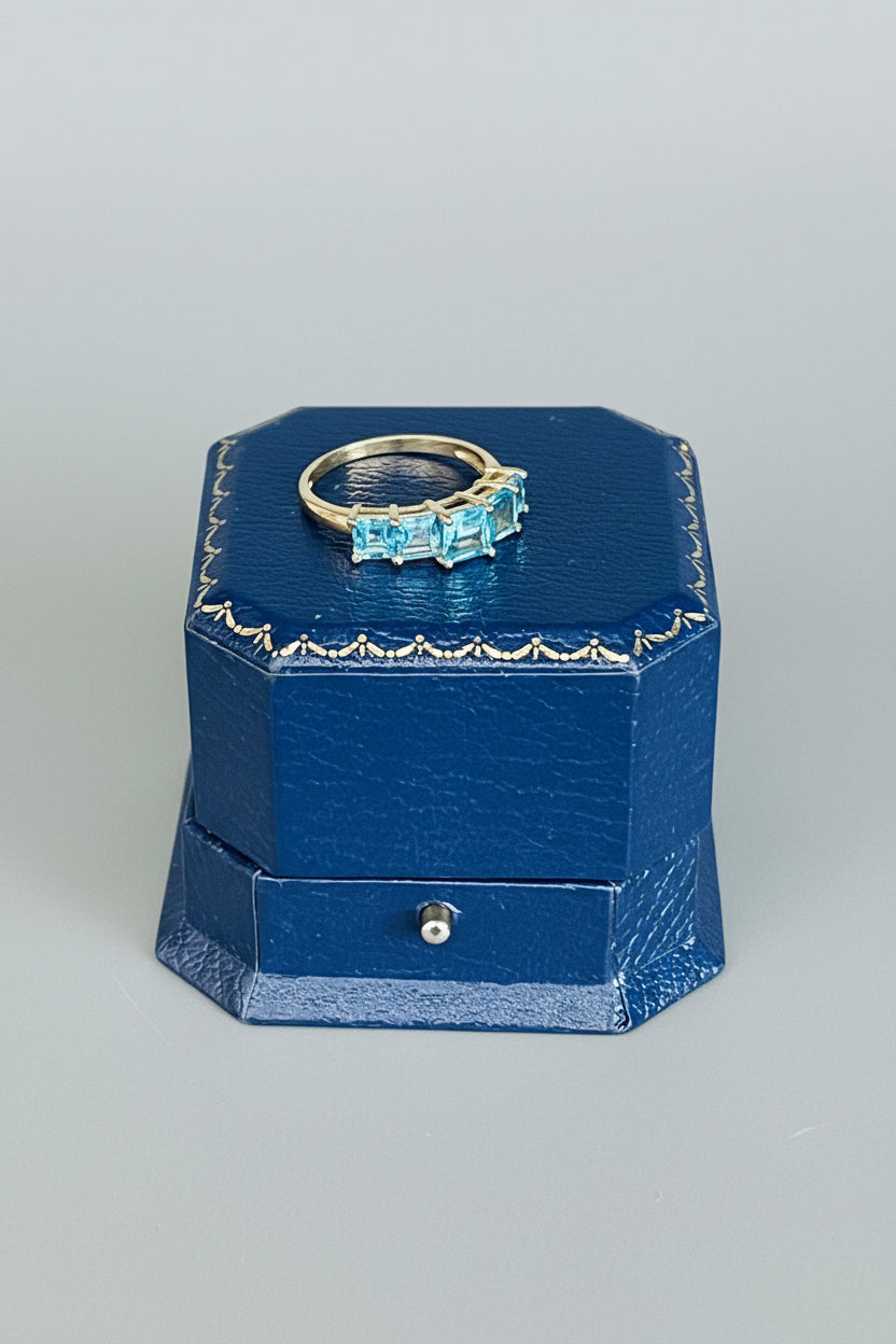 Beautiful 9ct gold and blue topaz trilogy ring