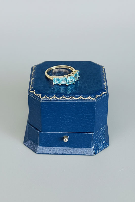 Beautiful 9ct gold and blue topaz trilogy ring