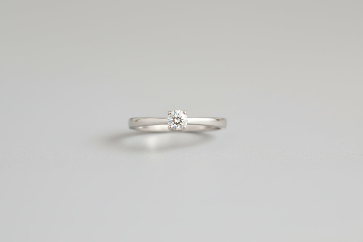 Stunning 18ct white gold diamond solitaire ring