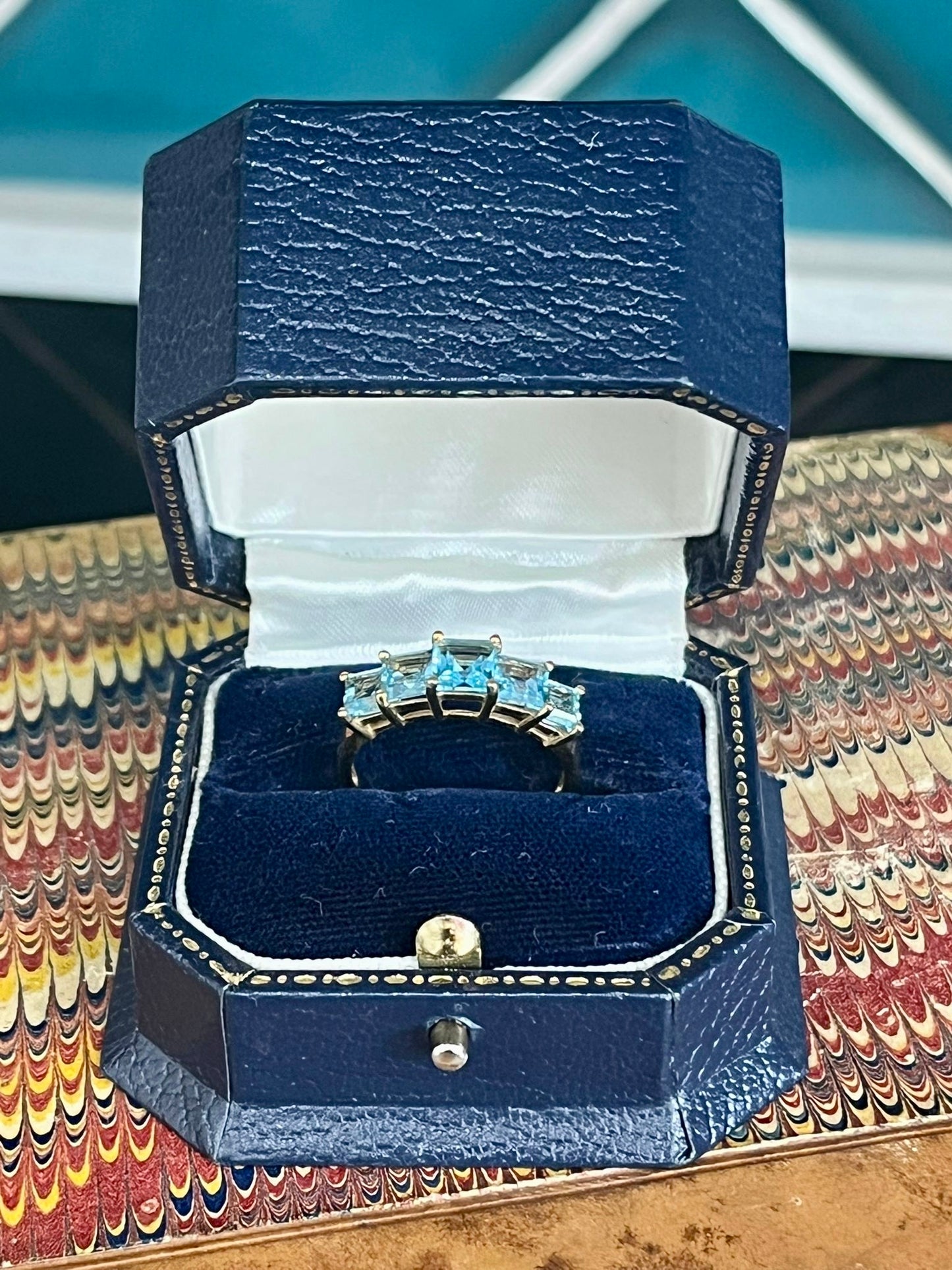 Beautiful 9ct gold and blue topaz trilogy ring