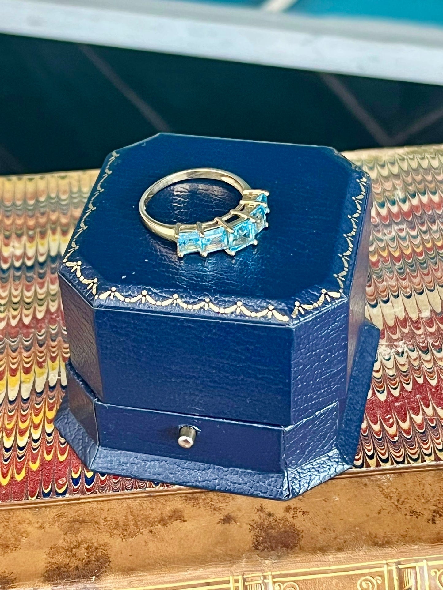 Beautiful 9ct gold and blue topaz trilogy ring