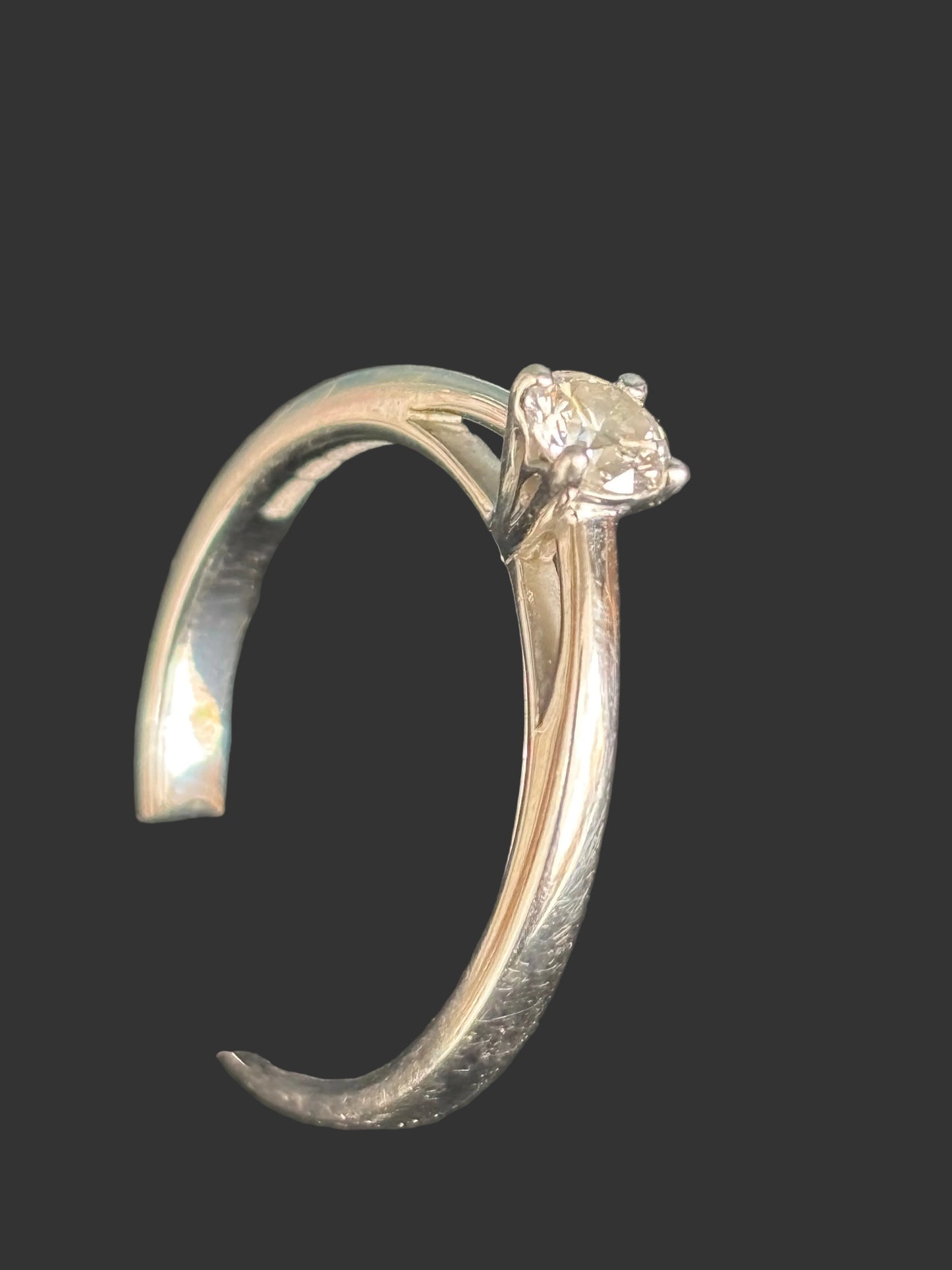 Stunning 18ct white gold diamond solitaire ring