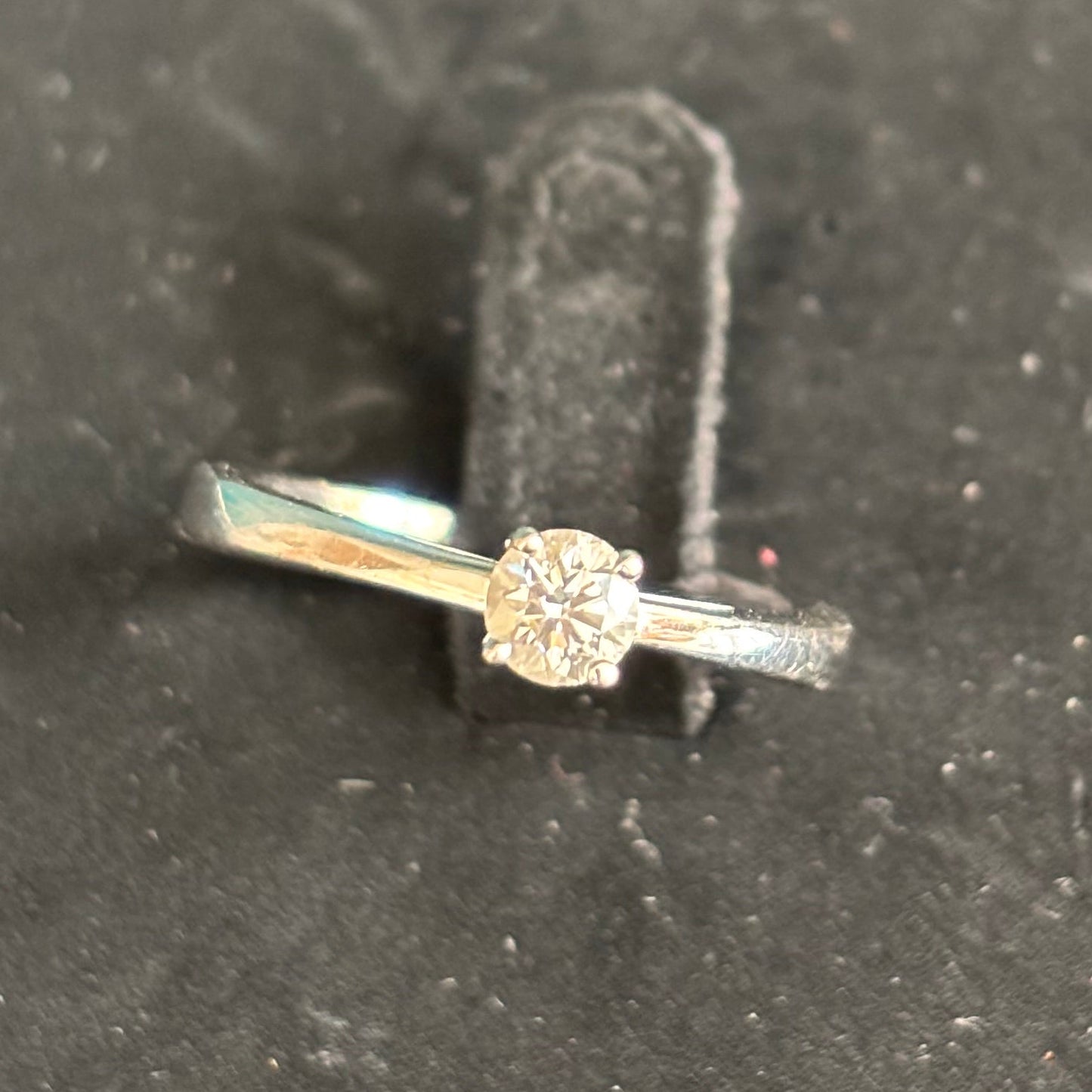 Stunning 18ct white gold diamond solitaire ring