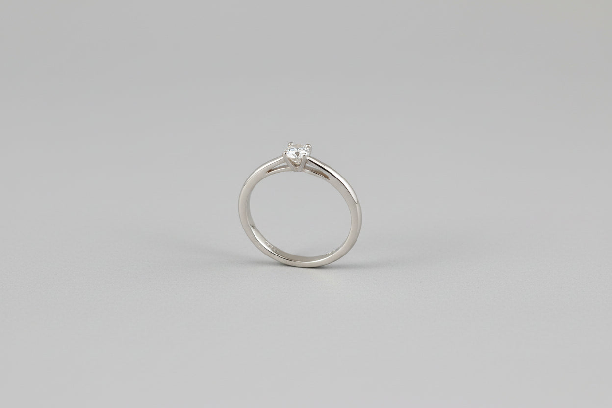 Stunning 18ct white gold diamond solitaire ring